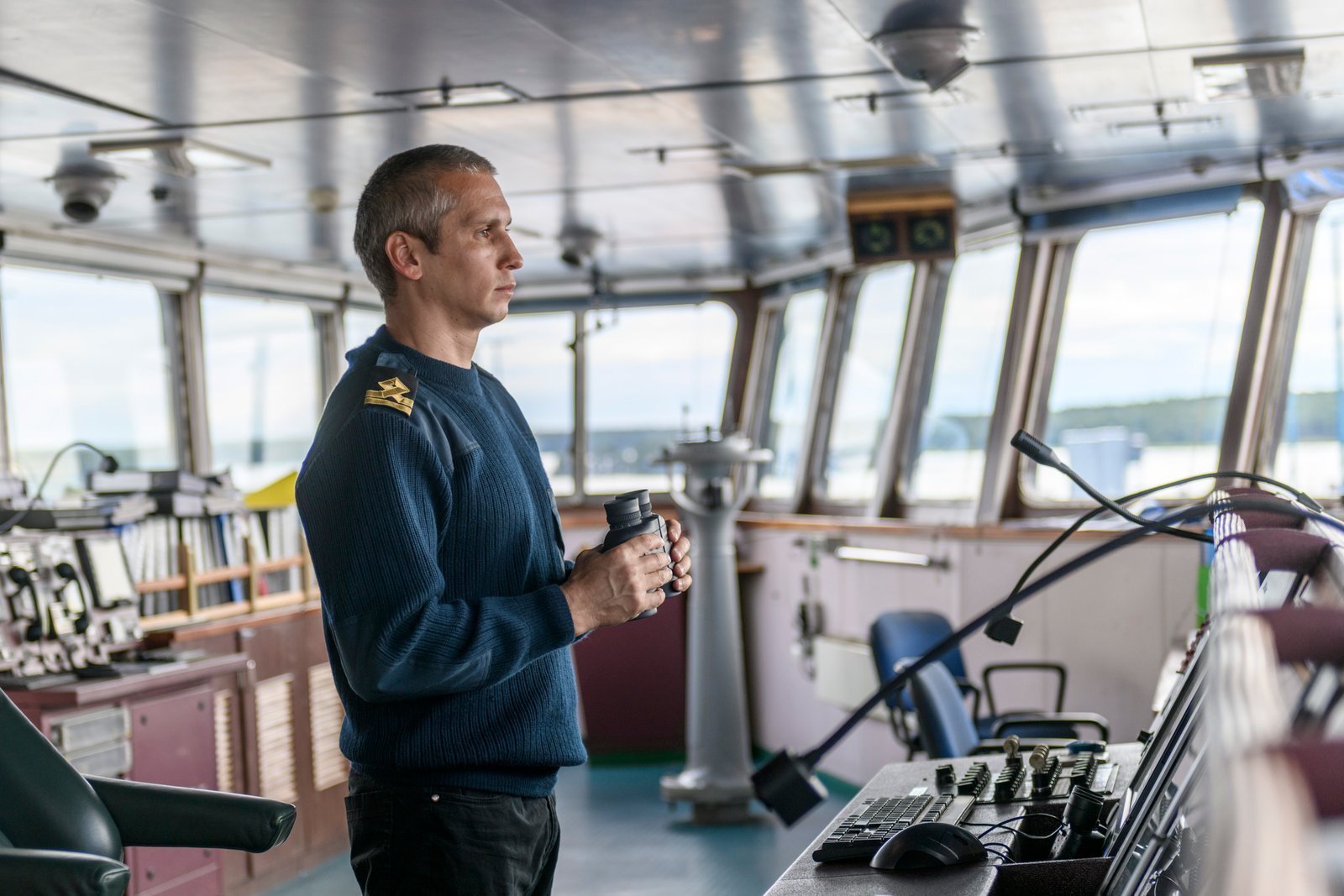 Militar da Marinha durante transferência de base